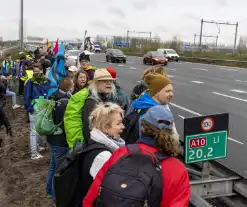 Politie neemt auto's Extinction Rebellion in beslag, blokkade-actie niet gelukt