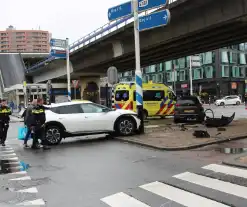 Gewonden en veel schade na botsing op kruising