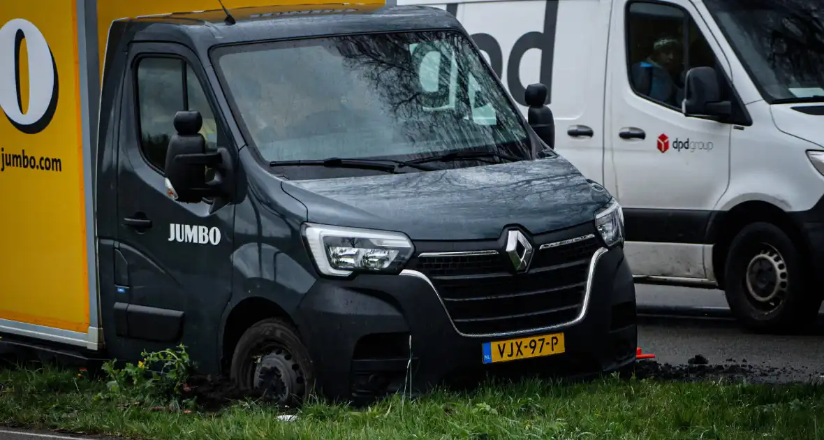 Jumbo bezorger raakt met bakwagen van weg en komt vast te zitten - Foto 2