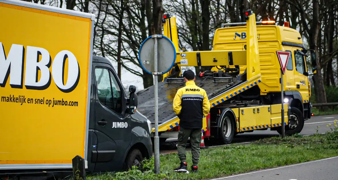 Jumbo bezorger raakt met bakwagen van weg en komt vast te zitten - Foto 3