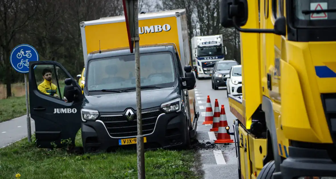 Jumbo bezorger raakt met bakwagen van weg en komt vast te zitten - Foto 4