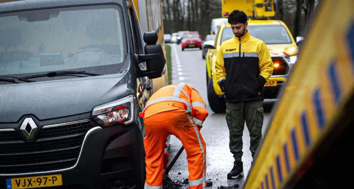 Jumbo bezorger raakt met bakwagen van weg en komt vast te zitten - Foto 5