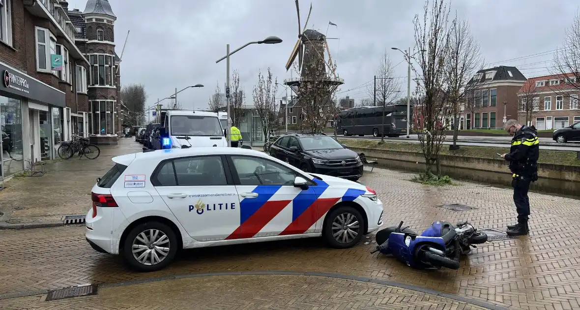 Vluchtende scooterrijder gewond bij aanrijding