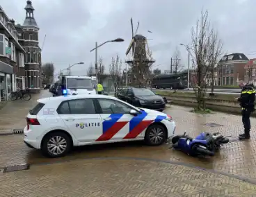 Vluchtende scooterrijder gewond bij aanrijding