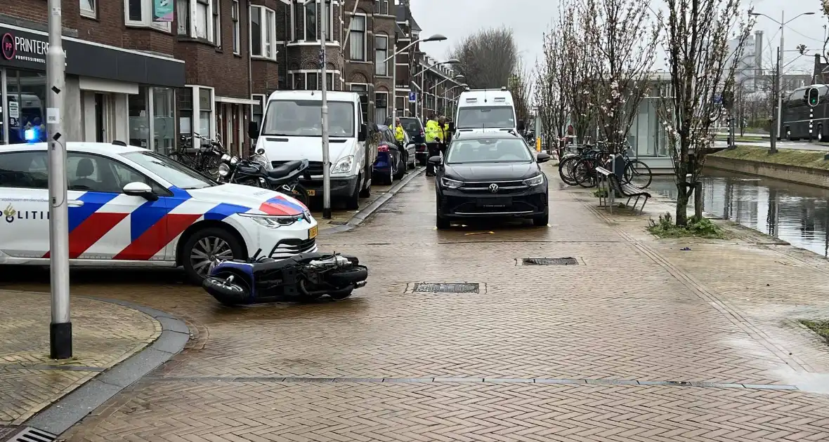 Vluchtende scooterrijder gewond bij aanrijding - Foto 1