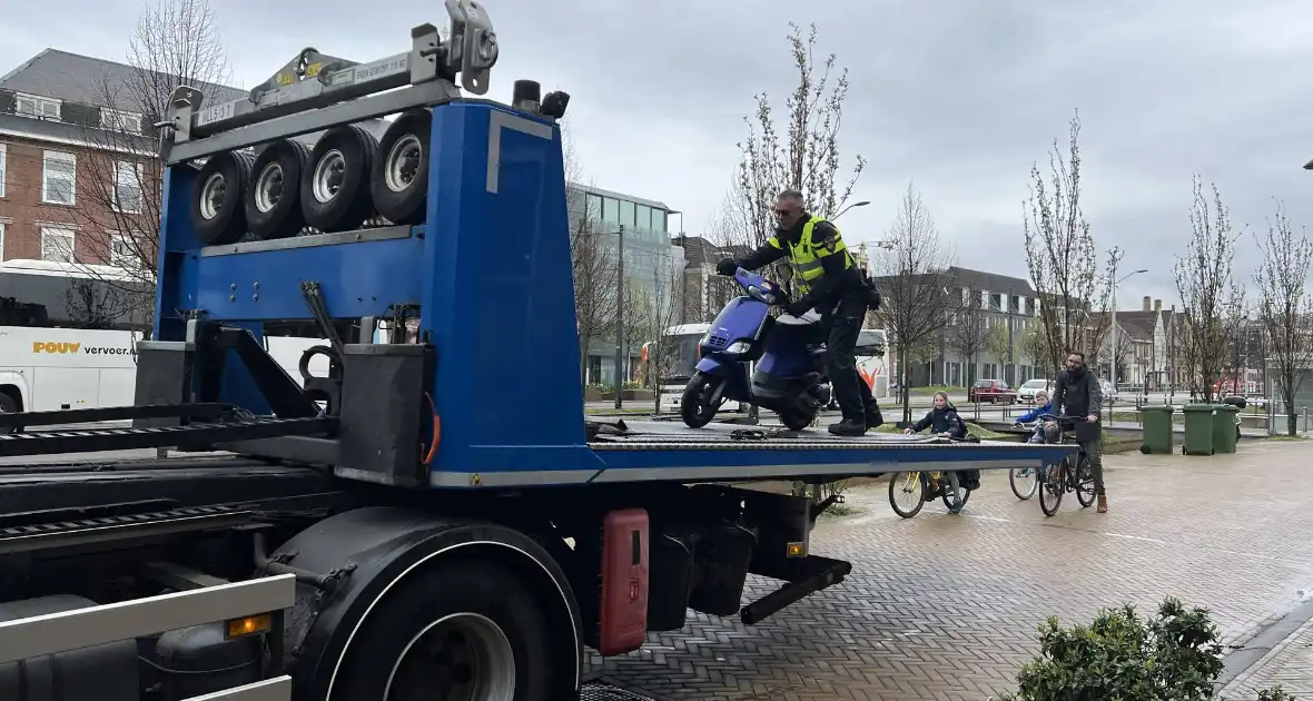 Vluchtende scooterrijder gewond bij aanrijding - Foto 12