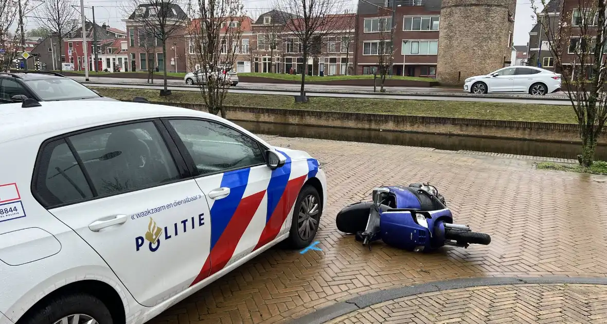 Vluchtende scooterrijder gewond bij aanrijding - Foto 3