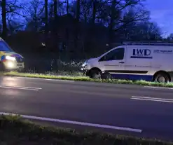 Bestelbus fors beschadigd na botsing tegen lantaarnpaal