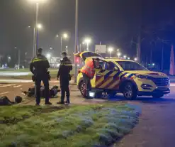 Automobilist laat aangereden scooterrijdster achter