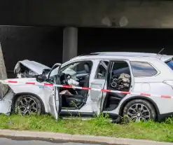 Drie gewonden na frontale botsing tegen pijler van viaduct