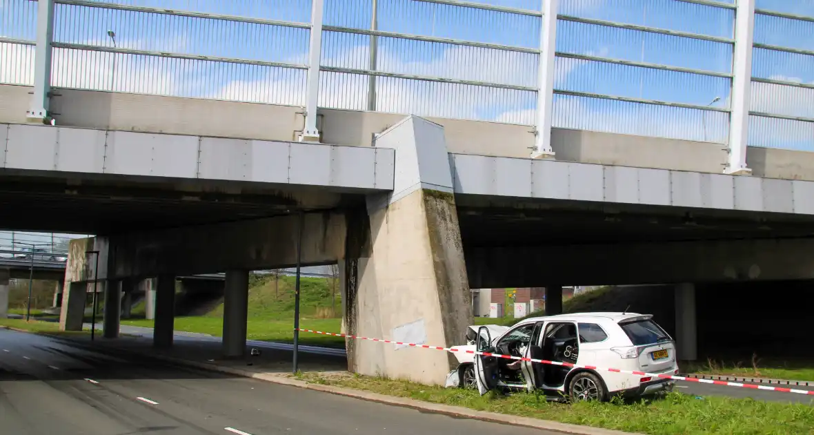 Drie gewonden na frontale botsing tegen pijler van viaduct - Foto 4
