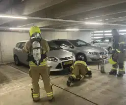 Brandweer ingezet voor lekkende auto in parkeergarage