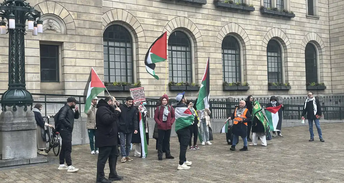 Kleine pro Palestina demonstratie voor stadhuis