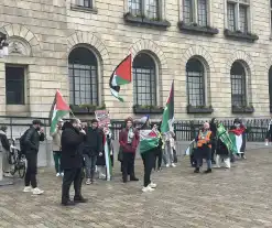 Kleine pro Palestina demonstratie voor stadhuis