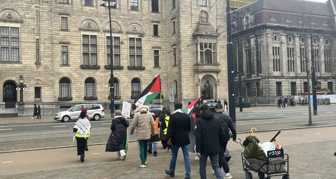 Kleine pro Palestina demonstratie voor stadhuis - Foto 1