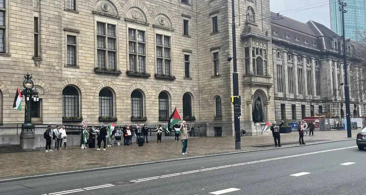 Kleine pro Palestina demonstratie voor stadhuis - Foto 15