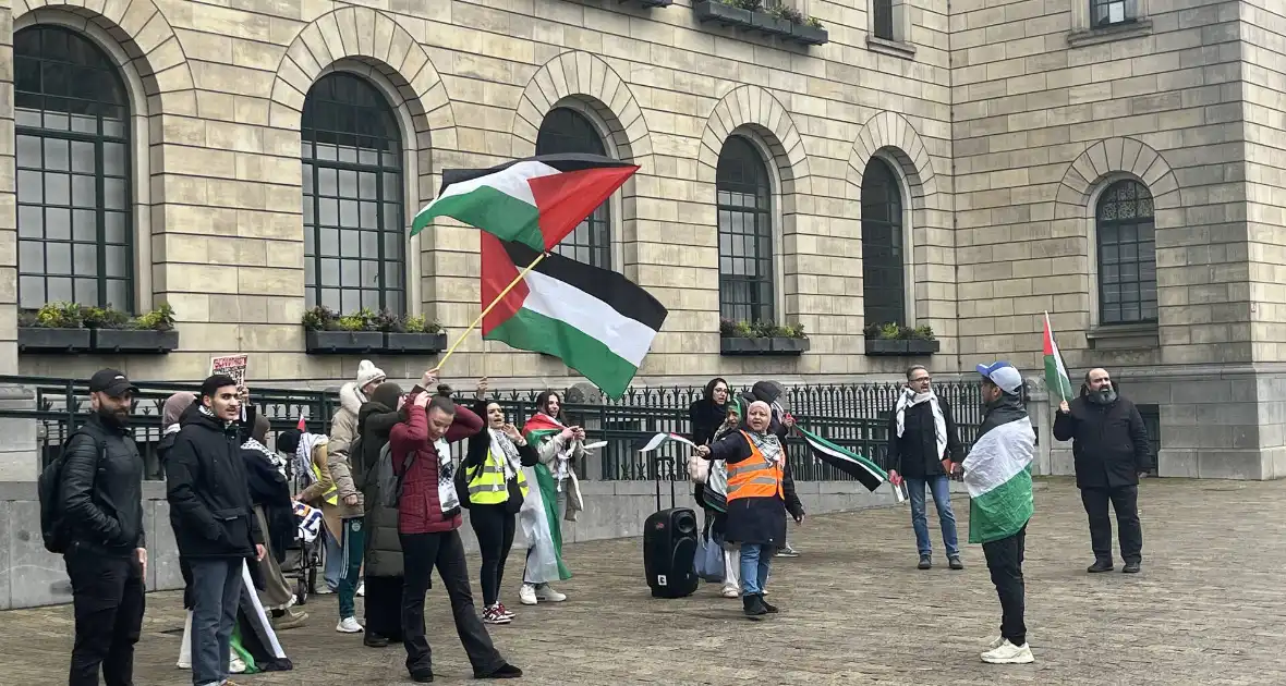 Kleine pro Palestina demonstratie voor stadhuis - Foto 2