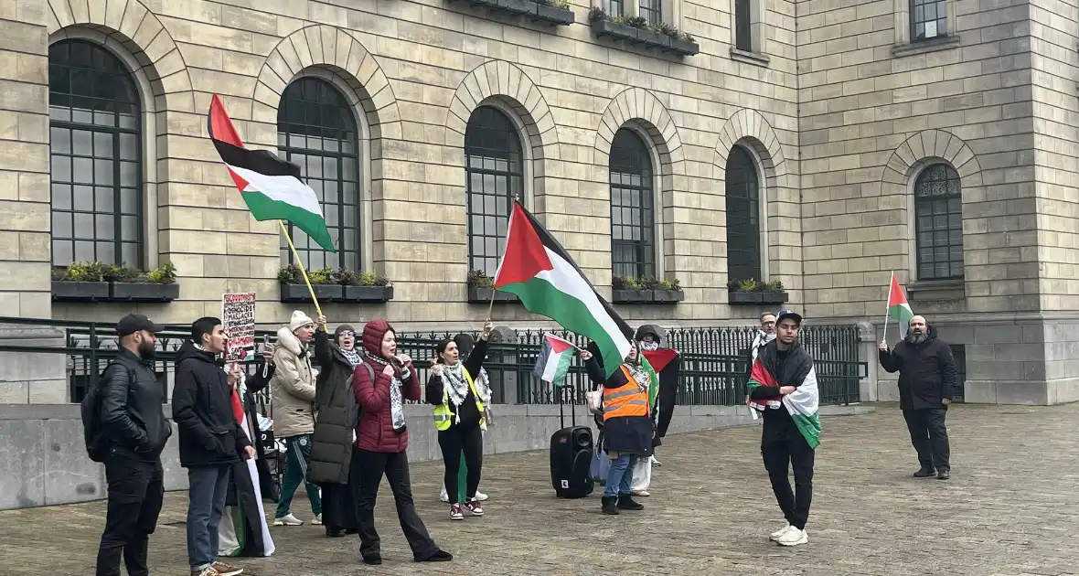 Kleine pro Palestina demonstratie voor stadhuis - Foto 3