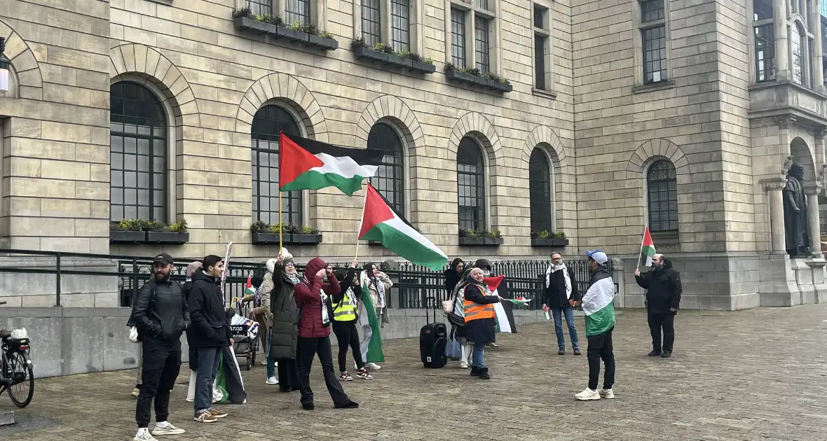 Kleine pro Palestina demonstratie voor stadhuis - Foto 4