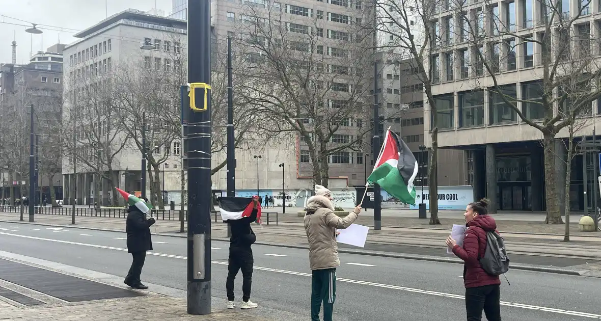 Kleine pro Palestina demonstratie voor stadhuis - Foto 6