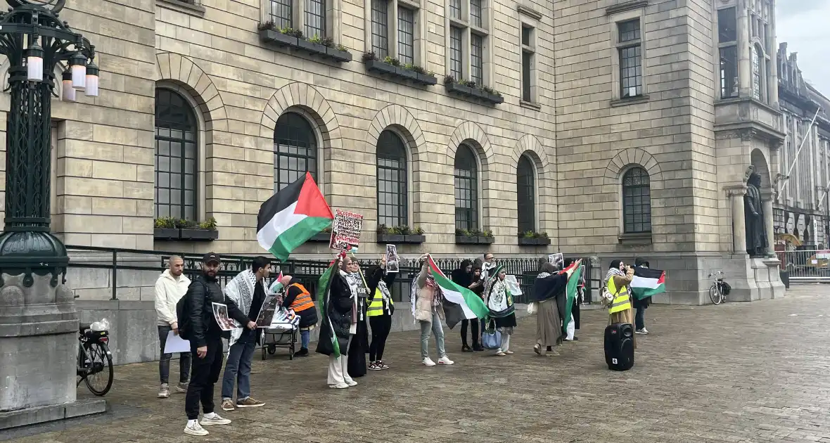 Kleine pro Palestina demonstratie voor stadhuis - Foto 7