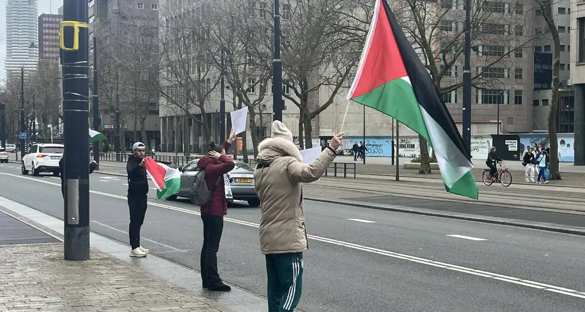 Kleine pro Palestina demonstratie voor stadhuis - Foto 8
