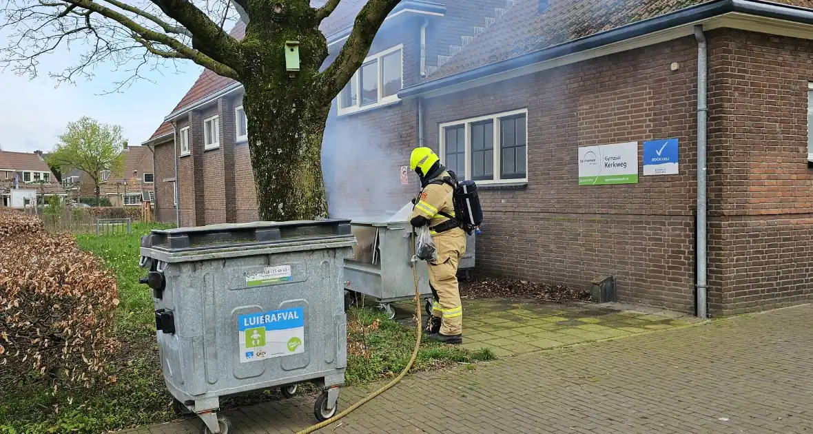 Twee containers in brand naast gymzaal