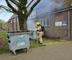 Twee containers in brand naast gymzaal