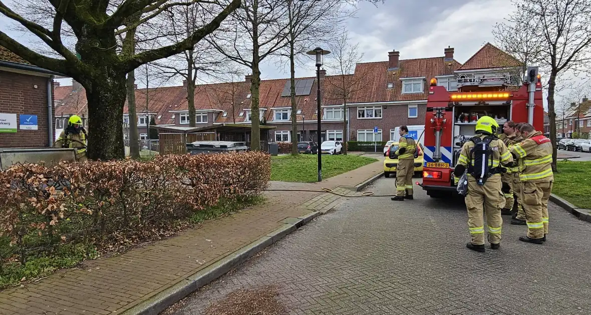 Twee containers in brand naast gymzaal - Foto 2