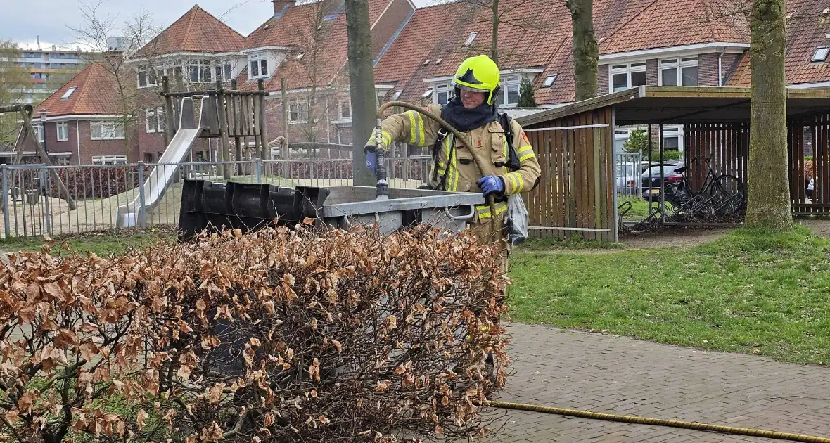 Twee containers in brand naast gymzaal - Foto 3