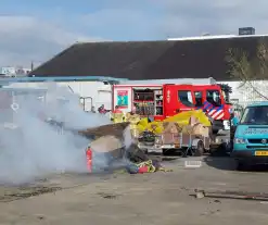 Brandweer ingezet voor brandende stapel hout