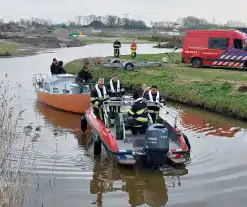 Brandweer schiet vastgelopen plezierboot te hulp