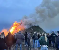 Traditioneel paasvuur druk bezocht