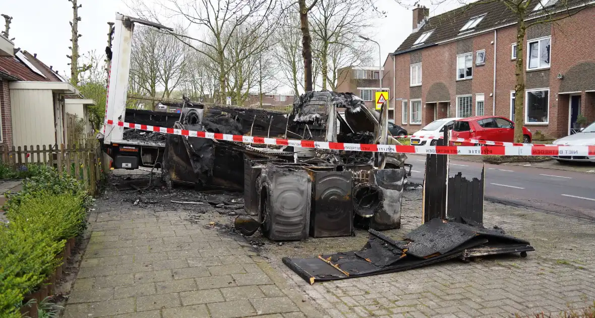 Vrachtwagen met wasmachines uitgebrand - Foto 7