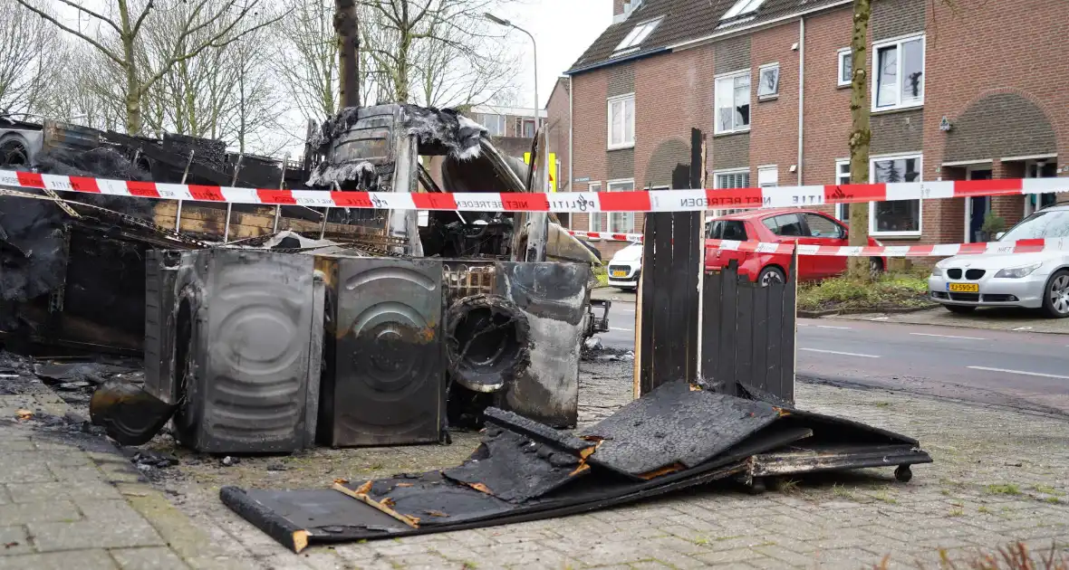 Vrachtwagen met wasmachines uitgebrand - Foto 9