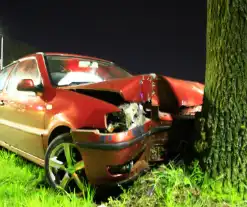 Auto klapt tegen boom