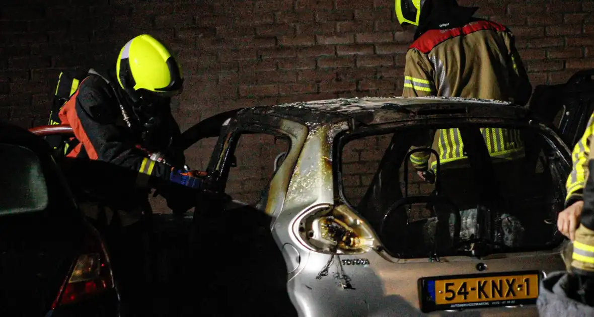 Veel schade bij autobrand op parkeerplaats - Foto 5