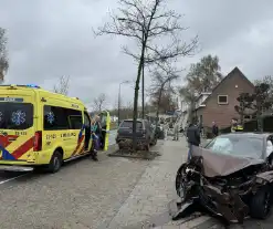 Ravage nadat automobilist steiger, auto en boom ramt