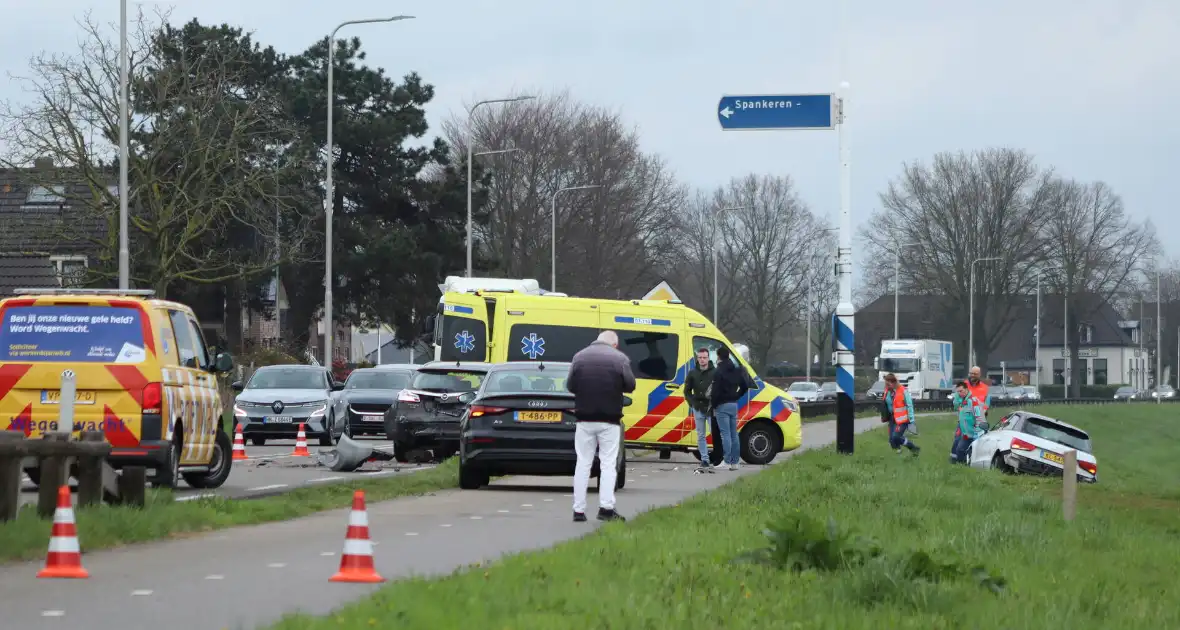 Meerdere auto's beschadigd bij kop-staartbotsing