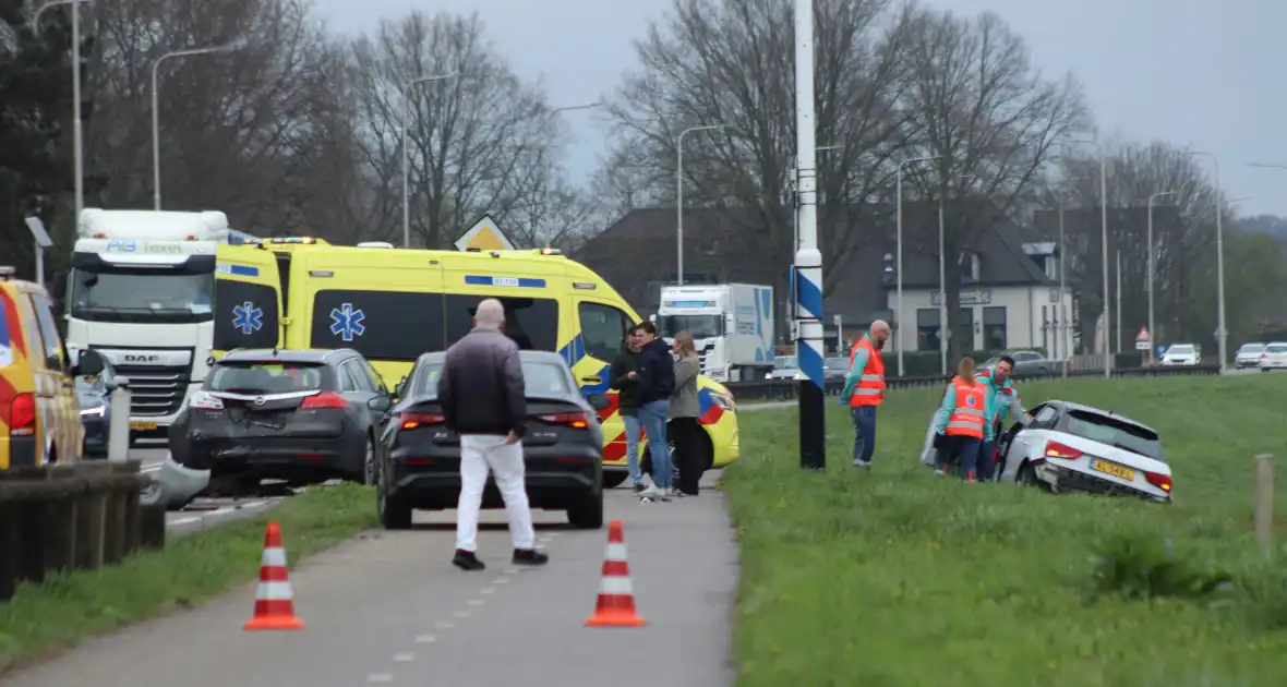 Meerdere auto's beschadigd bij kop-staartbotsing - Foto 1