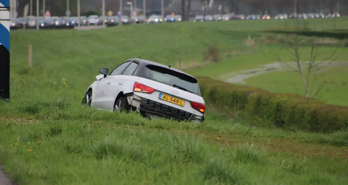 Meerdere auto's beschadigd bij kop-staartbotsing - Foto 10