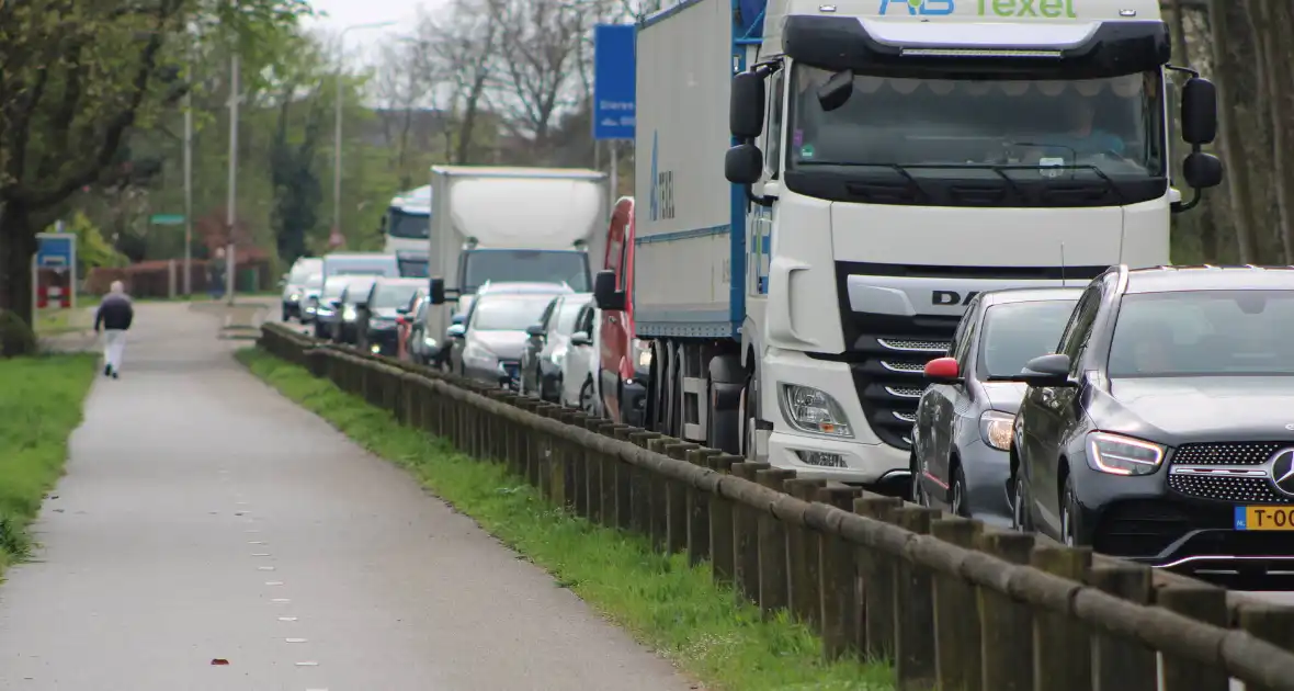 Meerdere auto's beschadigd bij kop-staartbotsing - Foto 11