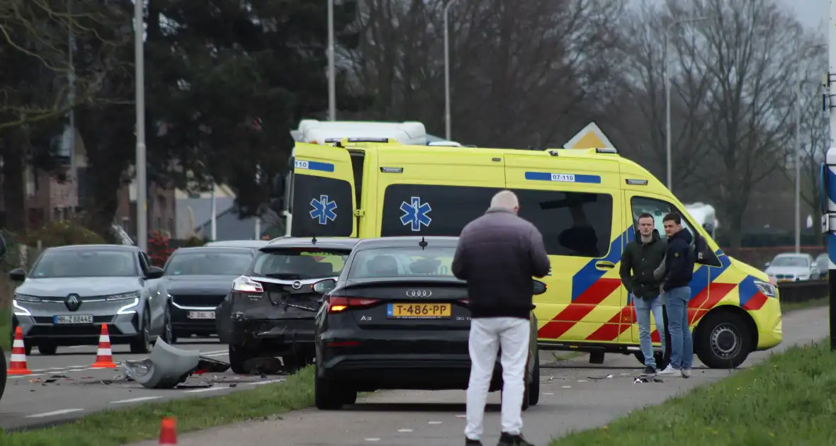 Meerdere auto's beschadigd bij kop-staartbotsing - Foto 14