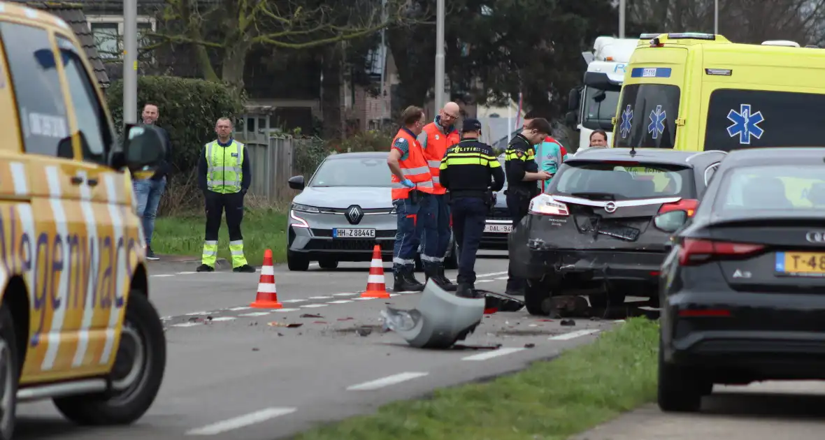 Meerdere auto's beschadigd bij kop-staartbotsing - Foto 15