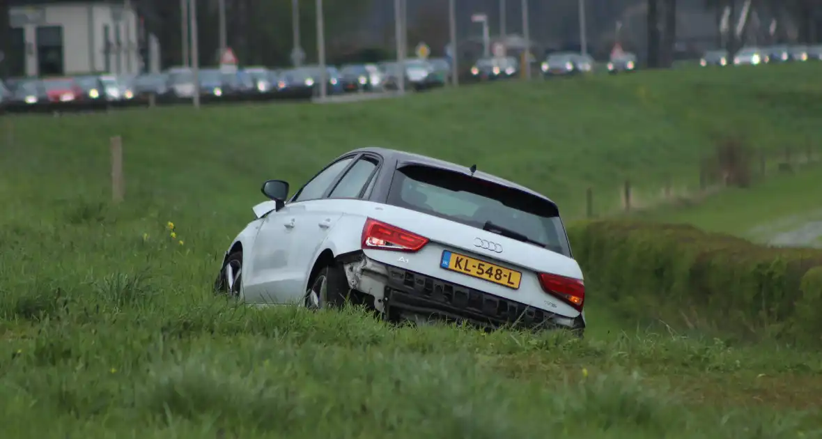 Meerdere auto's beschadigd bij kop-staartbotsing - Foto 16