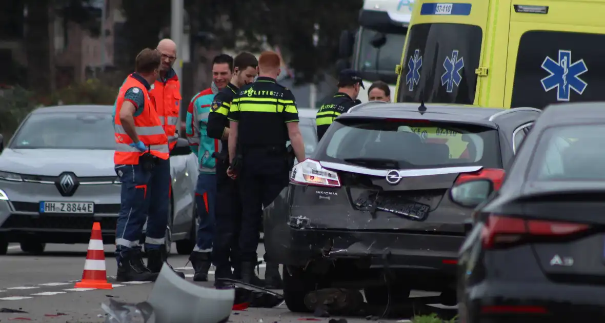 Meerdere auto's beschadigd bij kop-staartbotsing - Foto 17