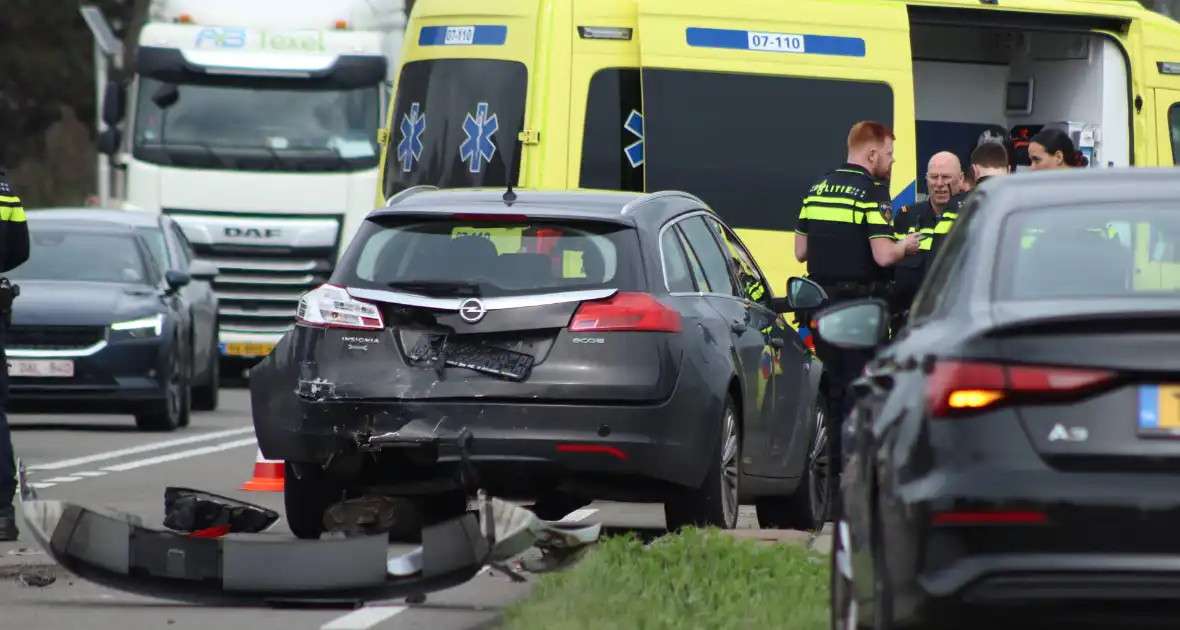 Meerdere auto's beschadigd bij kop-staartbotsing - Foto 18