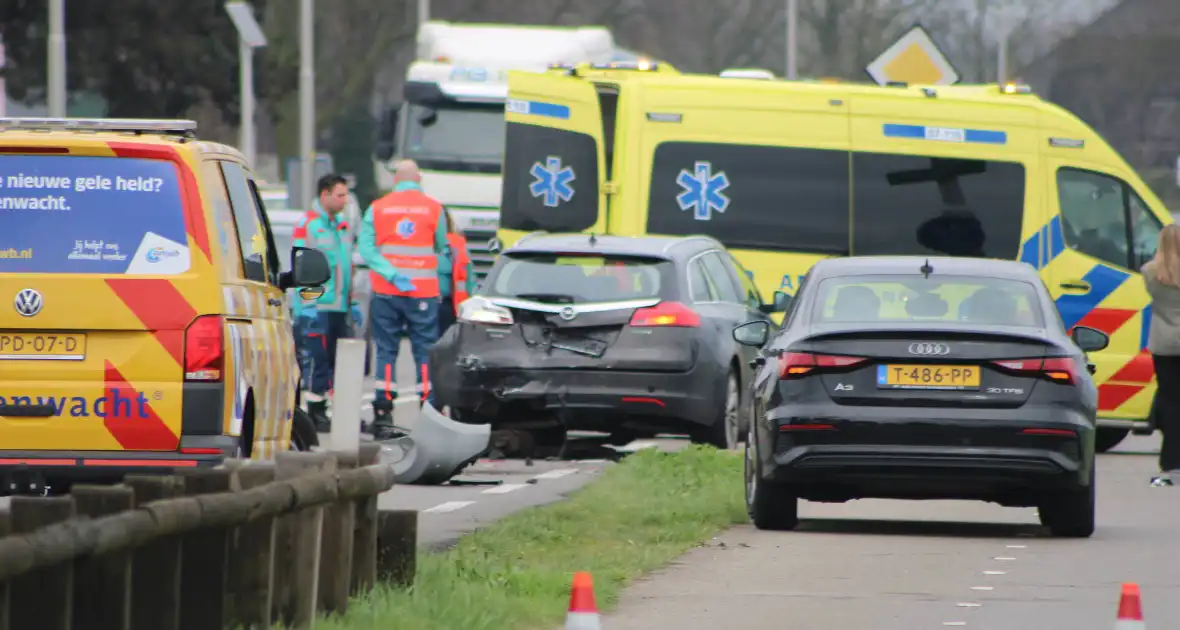 Meerdere auto's beschadigd bij kop-staartbotsing - Foto 2