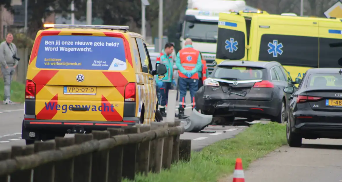 Meerdere auto's beschadigd bij kop-staartbotsing - Foto 3