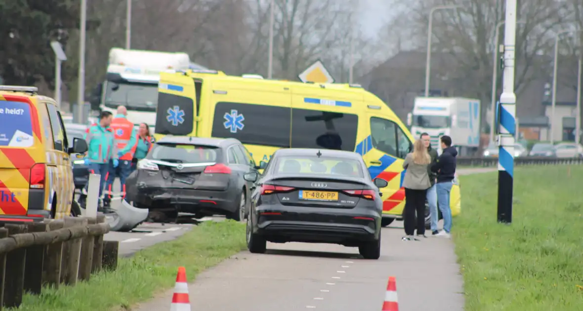 Meerdere auto's beschadigd bij kop-staartbotsing - Foto 4